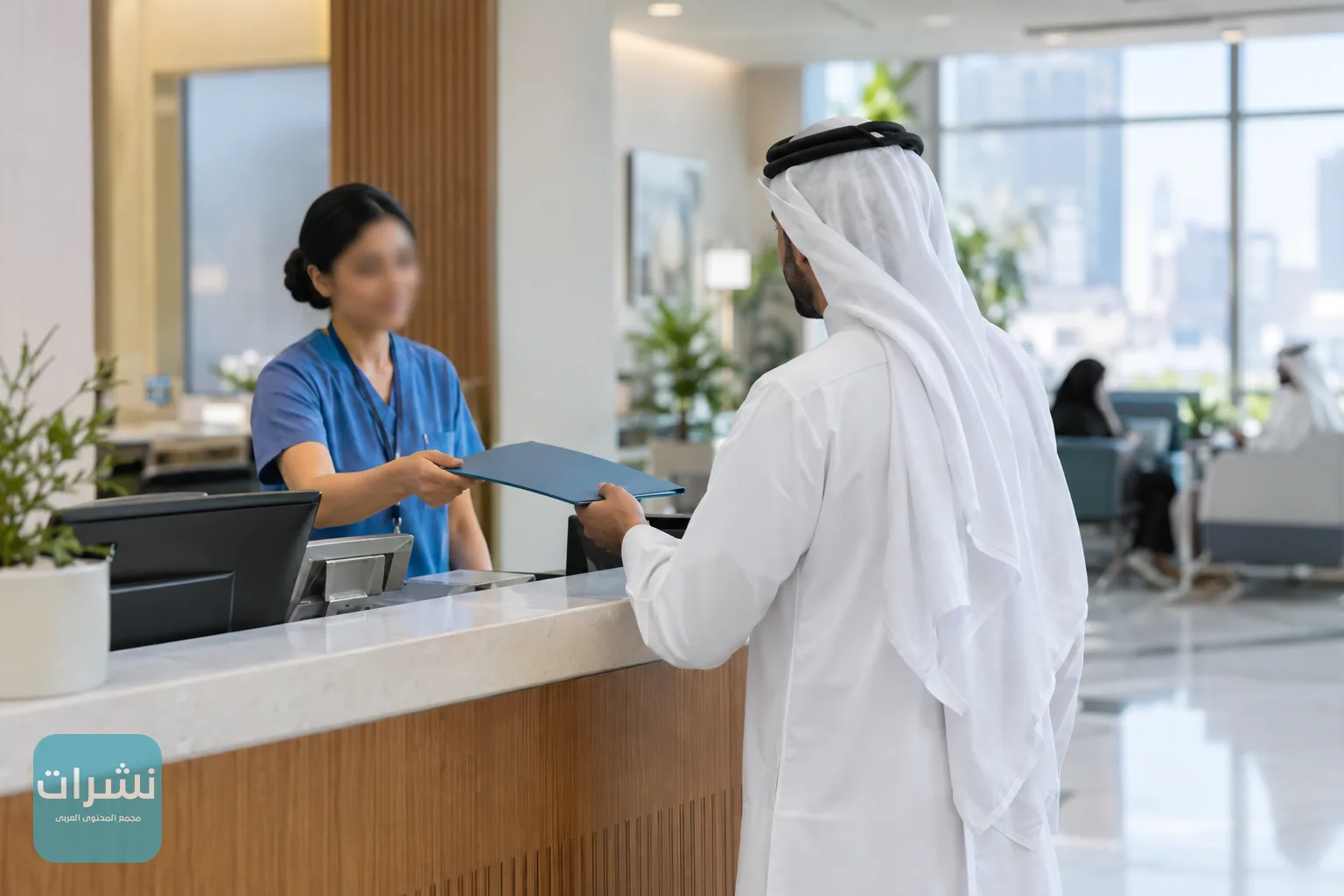 مكتب الفوترة في مستشفى حكومي بالبحرين، وموظف يسلّم ملفًا لمرافق أحد المراجعين