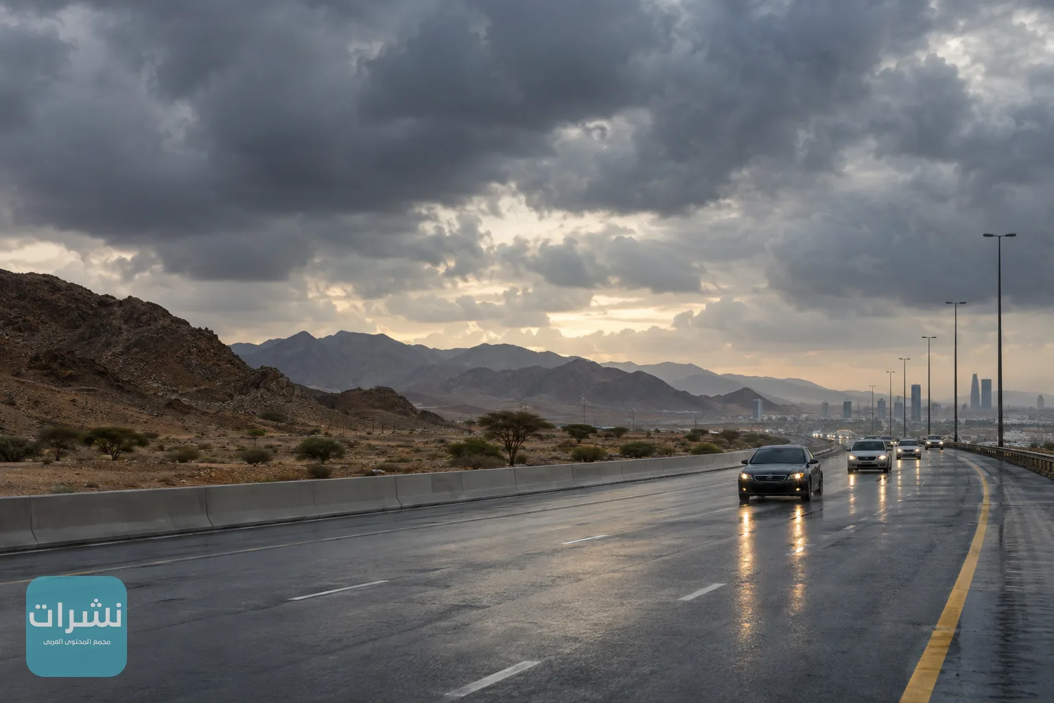 طريق سريع في الإمارات بعد الظهر تحت سحب داكنة وأضواء السيارات مفعّلة