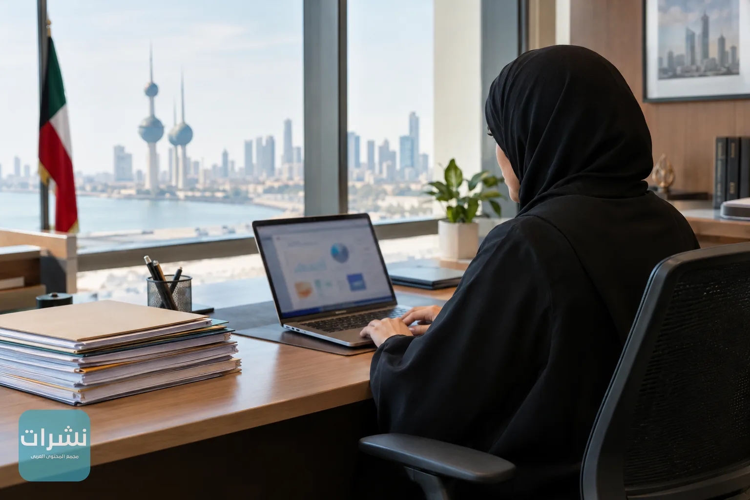مكتب حديث يعرض ملفات إلكترونية على شاشة الحاسوب بدلًا من الأوراق الورقية
